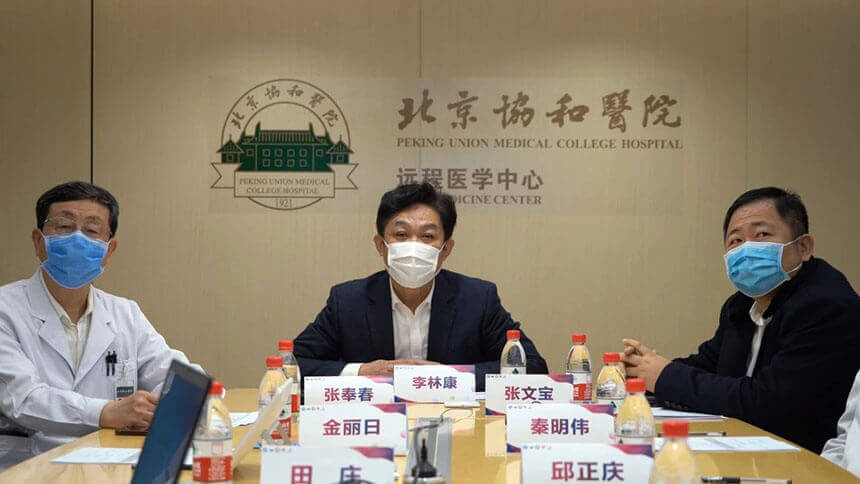 张奉春主任（左）、李林康执行理事长（中）、张文宝副处长（右）